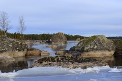 BJG3963-20 Klippblock infrusna i isen på sjön Ljugaren